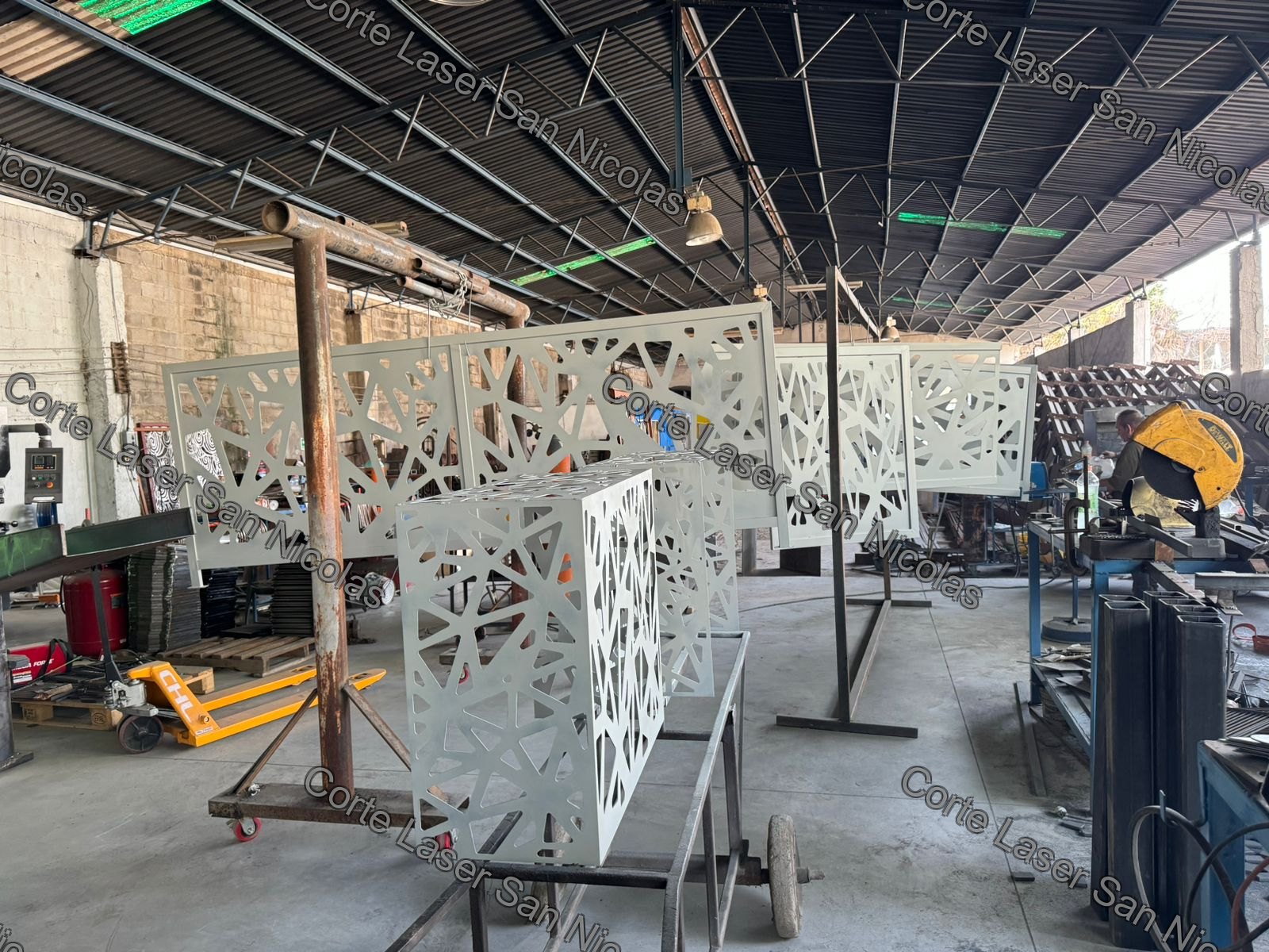 Panel de celosia metalica para division residencial